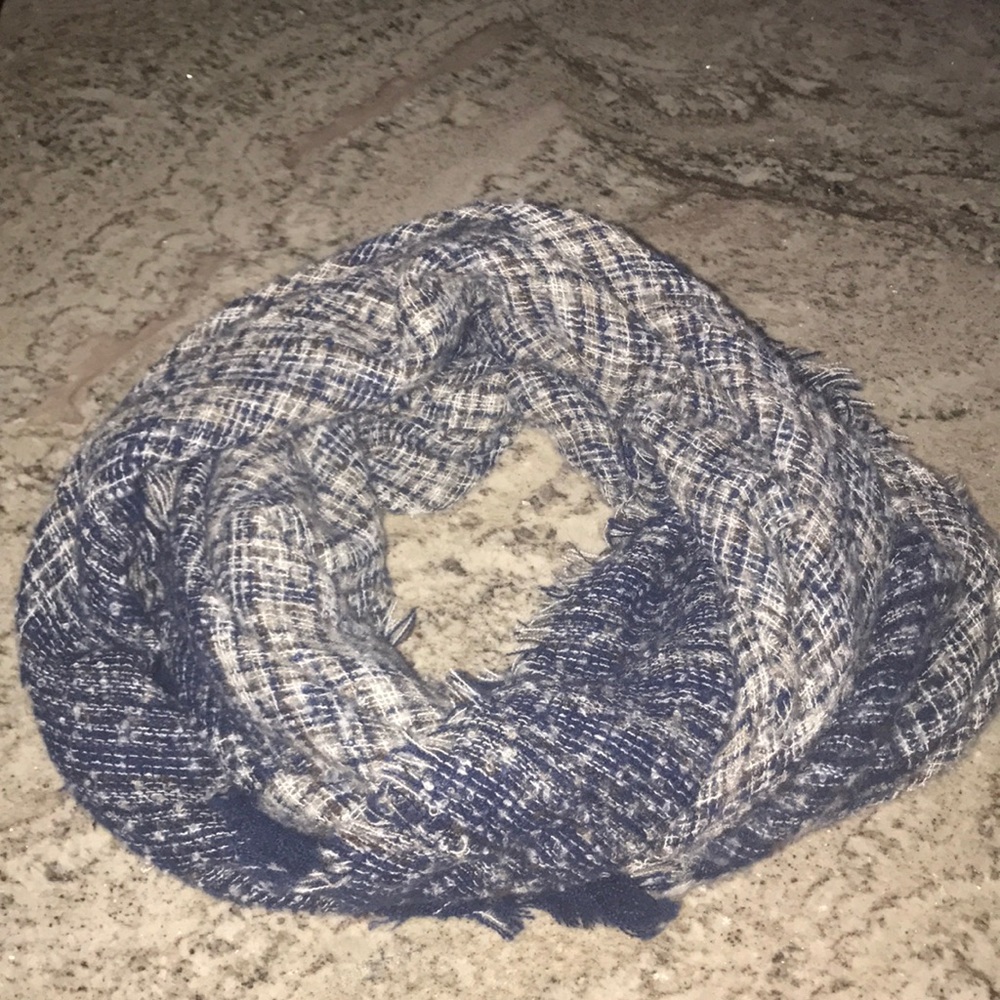 NWOT - knitted multi wear scarf
